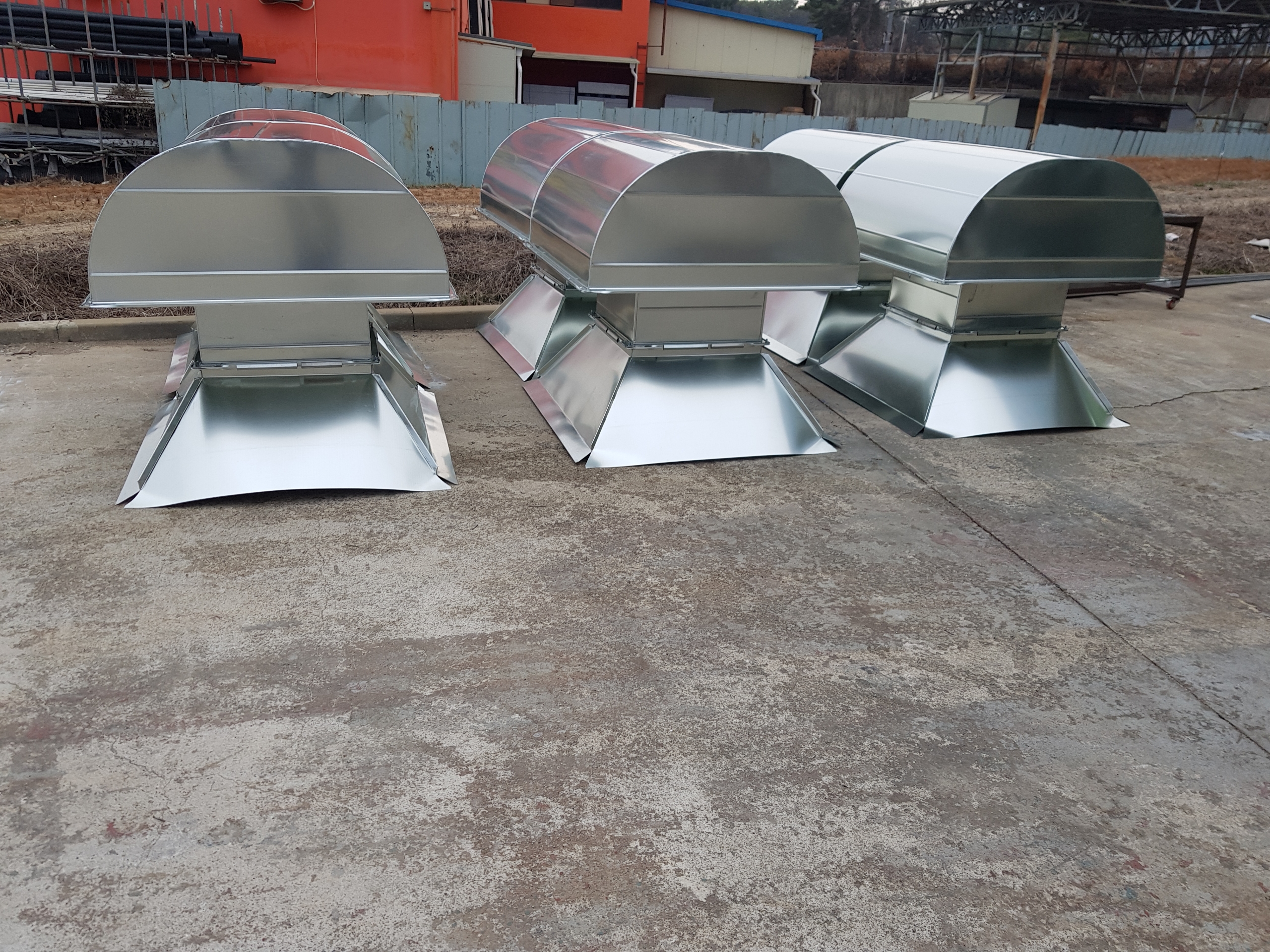 가나공조닥트 공장 제작 현장 — 은색 벤치레이타 제작 완료